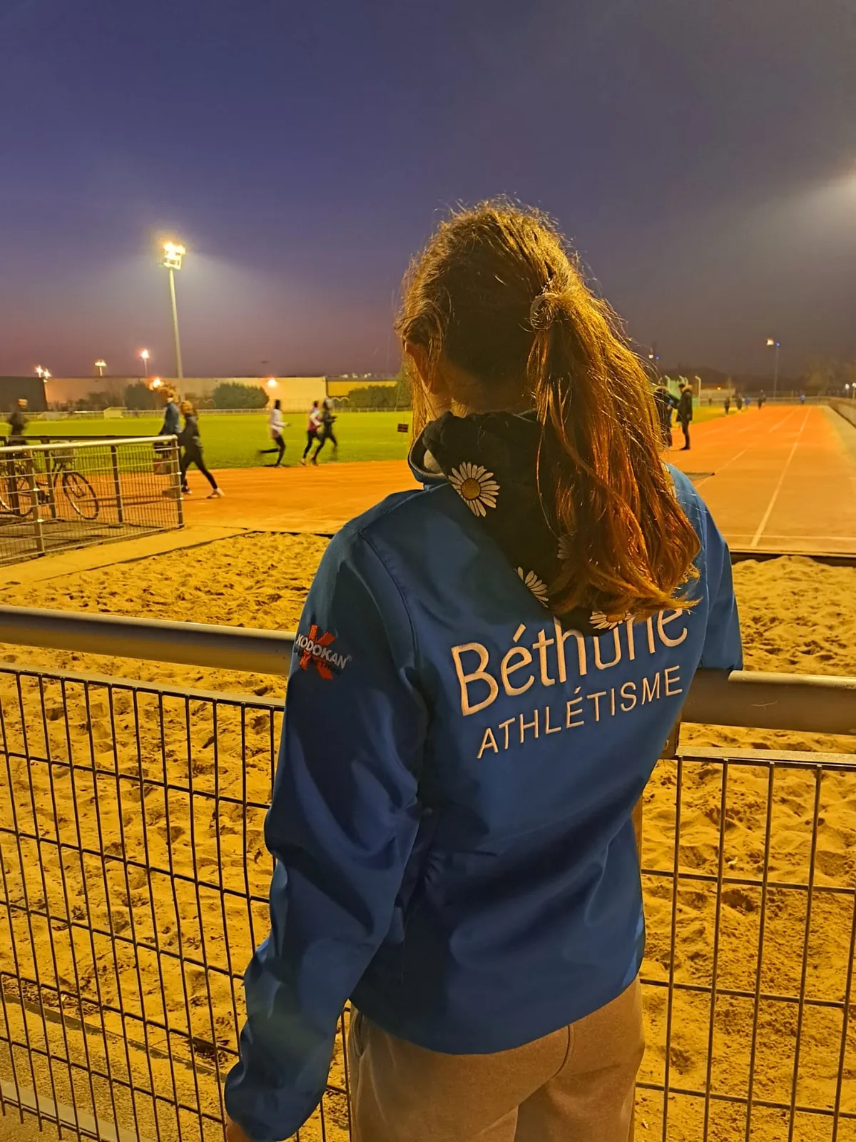 Une athlète de Béthune Athlétisme portant son blouson aux couleurs du club, personnalisé par Kodokan